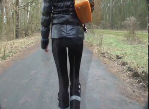 Пара без комплексов занимается сексом в парке после шоппинга